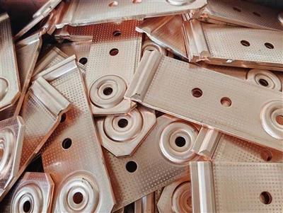 אגרוף חורים בצלחת פלדה